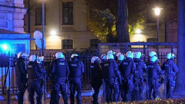 В Польше отстранили руководство Конституционного трибунала и вызвали полицию к зданию суда