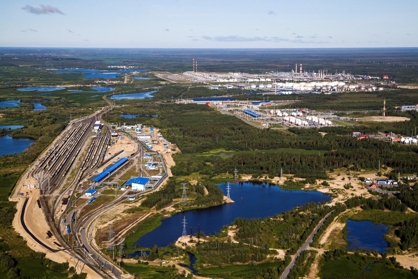 Дроны атаковали Сургутский ЗСК в 2400 км от границы