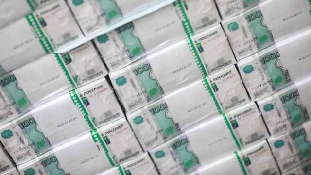 Сбер заявил о рекордном оттоке наличных и дефиците рублей в банковской системе