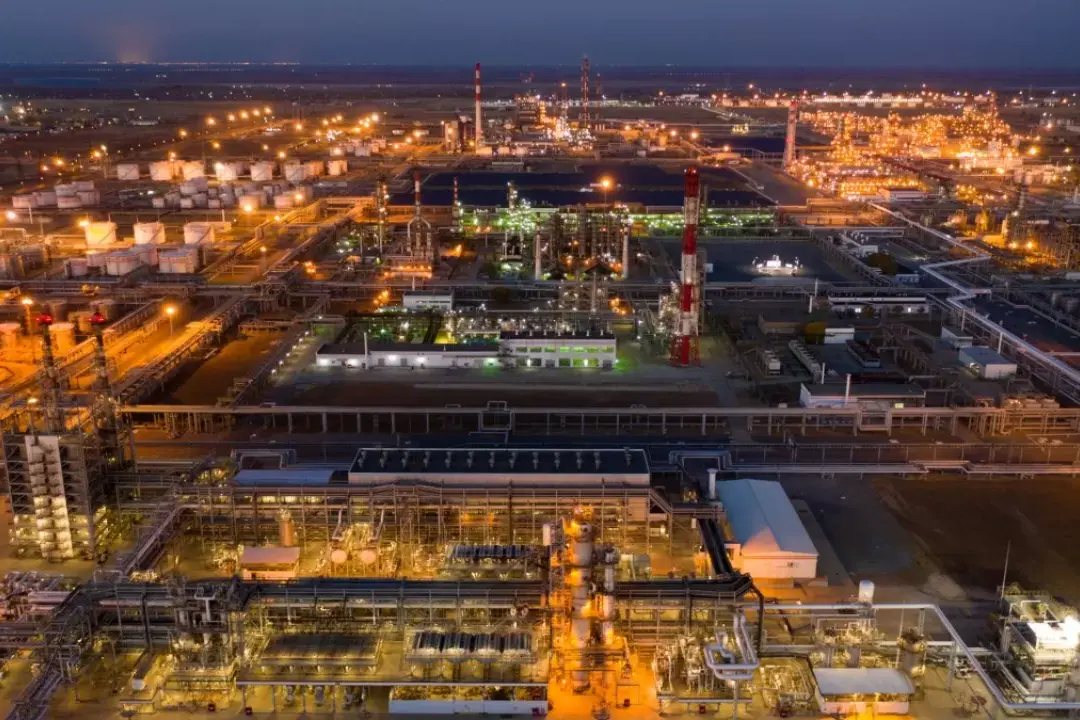 Волгоградский НПЗ «Лукойла» полностью остановил переработку нефти после атаки беспилотников