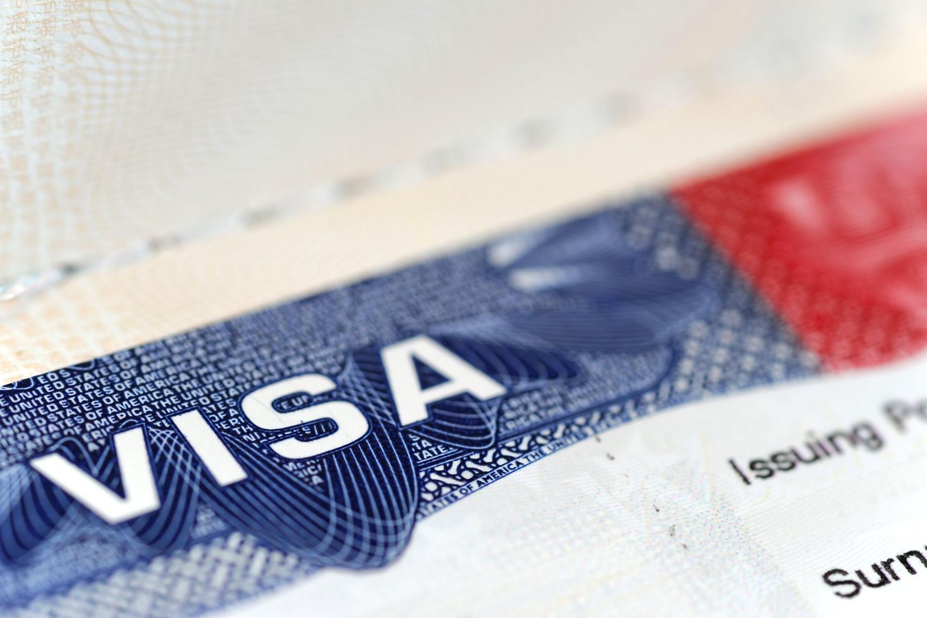 США сделали постоянными визовые залоги до $20 тысяч для граждан 50 стран