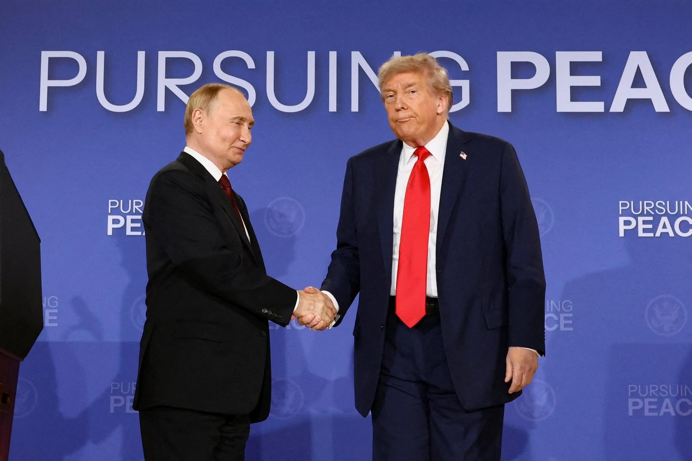 Трамп заявил, что он «не большой поклонник» Зеленского и раскритиковал удары Украины по НПЗ