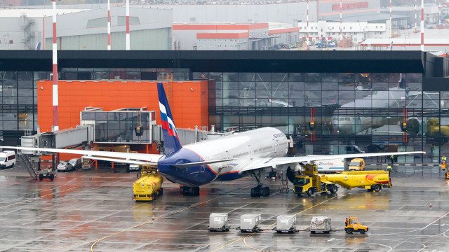 Московские аэропорты закрылись из-за атаки дронов, задержано почти 160 рейсов