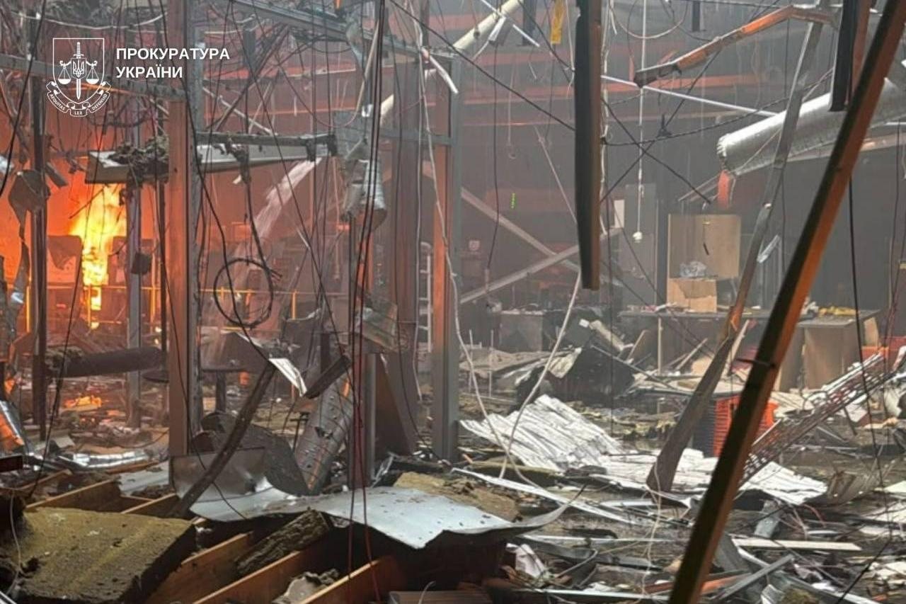 Российские дроны дважды ударили по торговому центру в Кривом Роге, погибли шесть человек