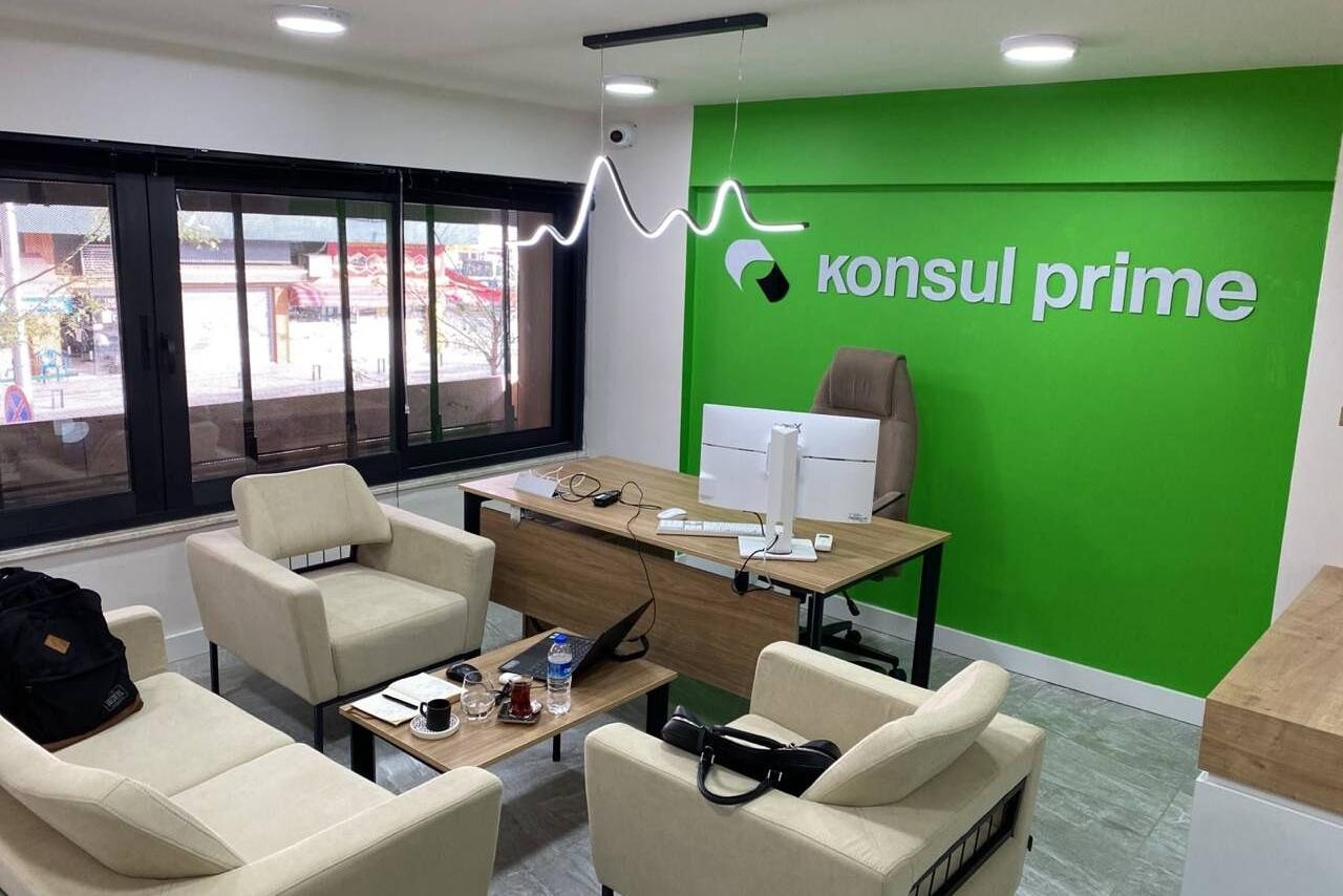 Бывшие соратники Абрамовича продают платную запись в консульства России