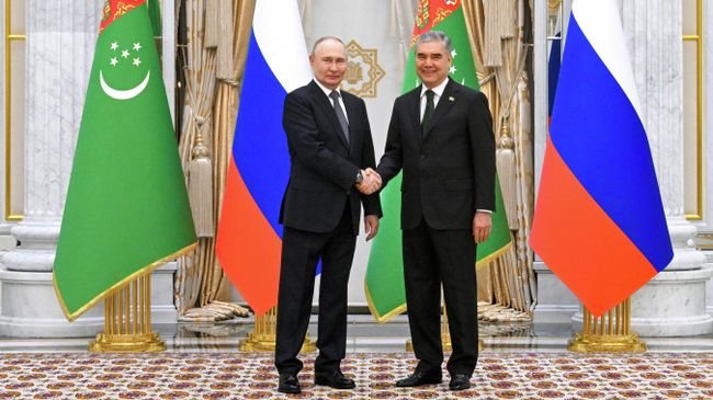 Президент Туркмении поздравил Путина с днем рождения