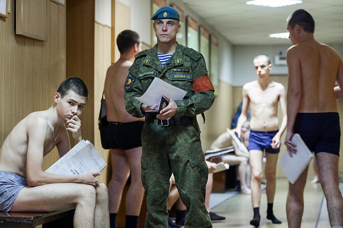 Нотариусам в России предписали проверять воинский учет при сделках с недвижимостью и регистрации бизнеса