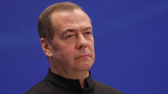 Медведев поздравил российских педагогов с Днем учителя