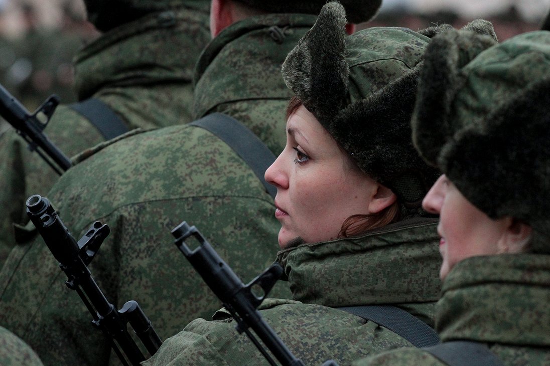 Правительство предложило повысить предельный возраст военной службы для женщин