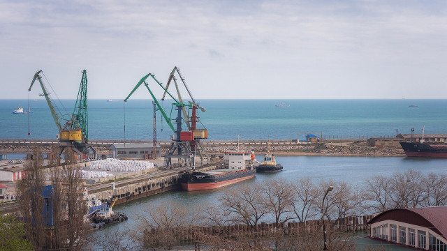 Украинские дроны атаковали Махачкалу: пожары в порту и театре