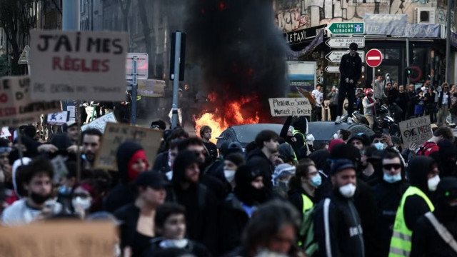 Во Франции протесты школьников переросли в столкновения с полицией и массовые акции против роста цен