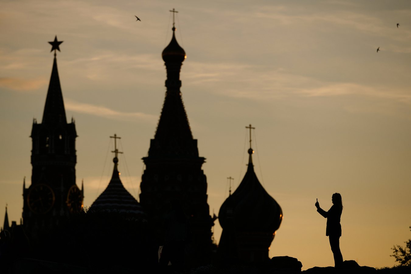 Минцифры предложило обязать иностранные сервисы авторизовывать пользователей только по номеру телефона
